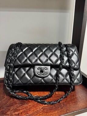 Quilted shoulder bag black